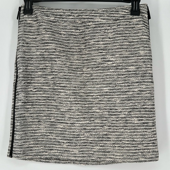 VINCE CAMUTO BLK WHITE SILVER METALLIC  KNIT MINI SKIRT‎ W/2 BLACK SIDE ZIPPERS - Picture 1 of 6